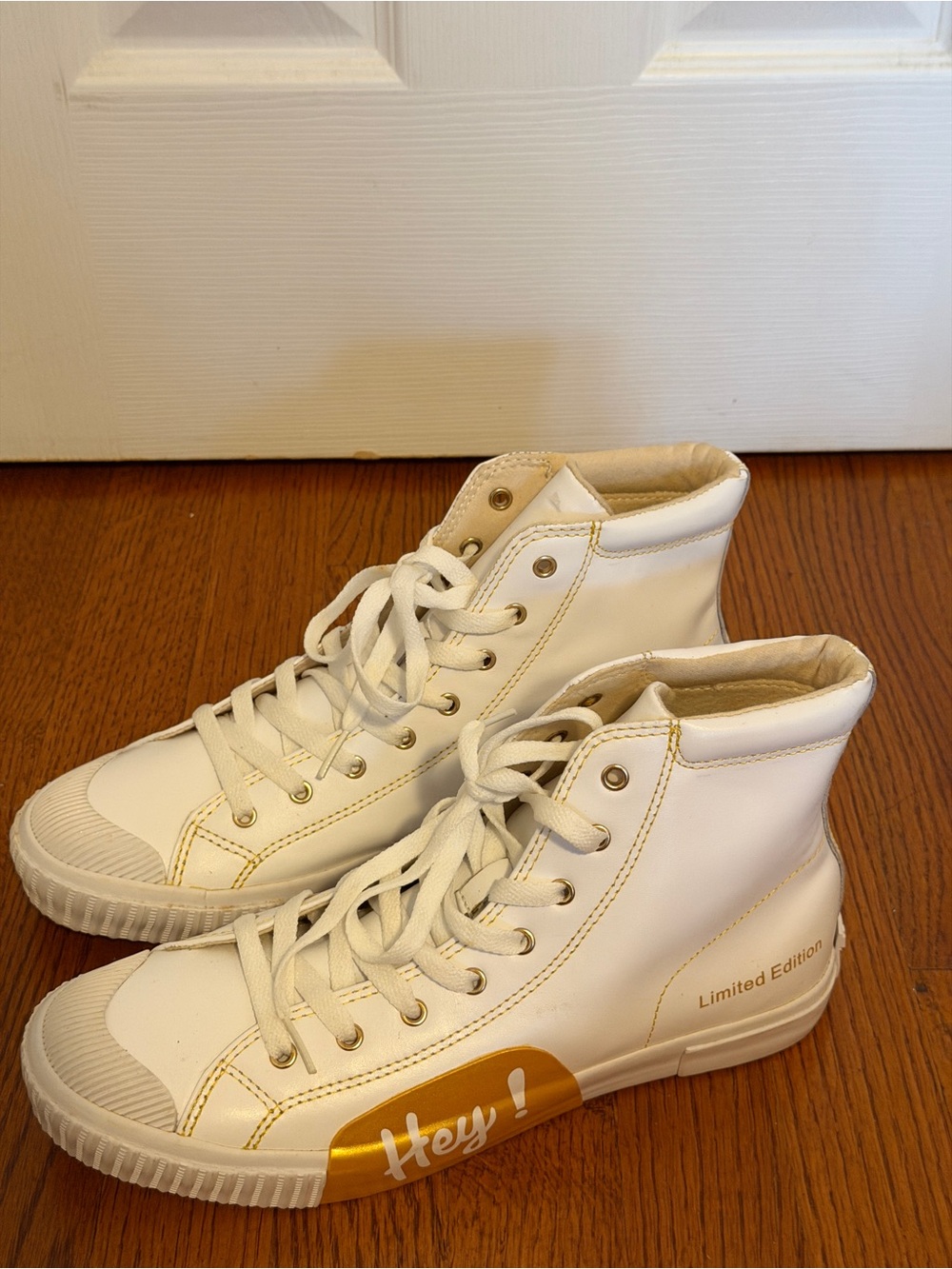 White High-Top Sneakers with Gold Accent - "Hey!" Graphic